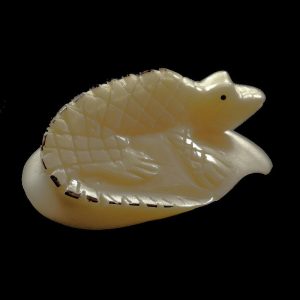 Iguane gravé dans la graine de tagua
