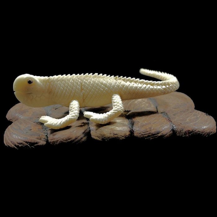Iguane taillé dans la graine de tagua