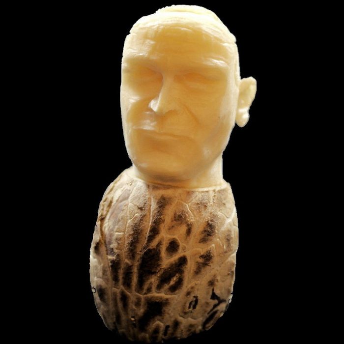 Figurine en tagua à l'effigie du Pape