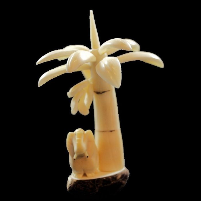Bananier taillé dans la graine de tagua