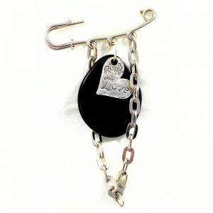 Broche love