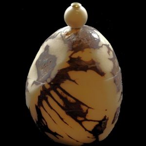 Petite boite taillée dans la graine de tagua