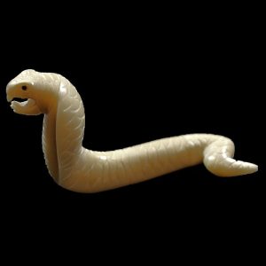Cobra taillé dans la graine de tagua