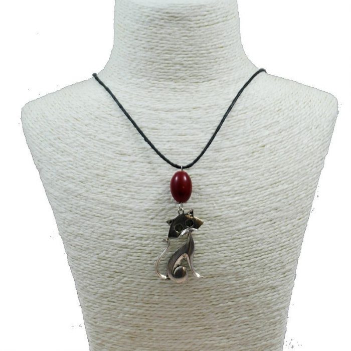 Pendentif chat en alliage et perle de tagua teintée rouge