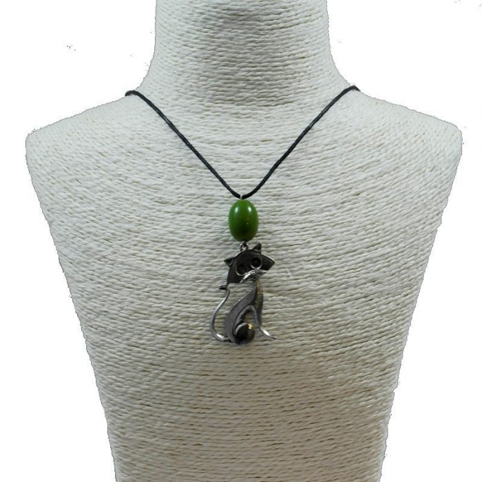Pendentif chat en alliage et perle de tagua teintée vert