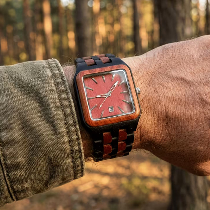Montre Homme Carrée en Bois – Cadran Rouge & Bracelet Bicolore – Image 4