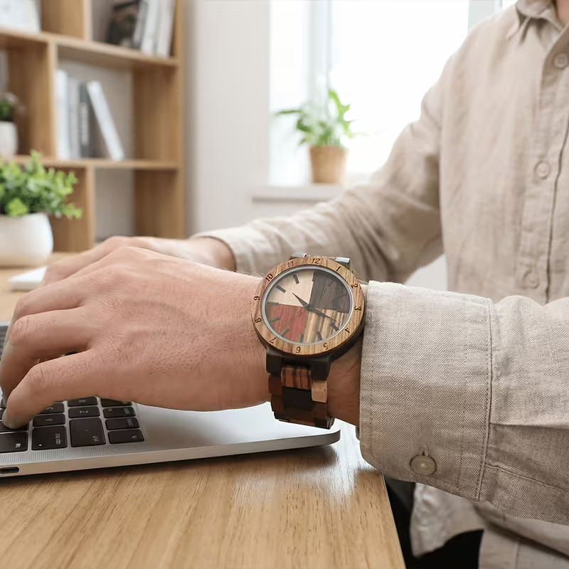 Montre homme en bois avec cadran quadrants multicolores et bracelet en bois coloré