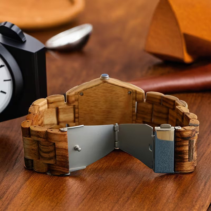 Montre vintage en bois avec cadran carré marron et bracelet en bois naturel