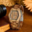 Montre vintage en bois avec cadran carré marron et bracelet en bois naturel